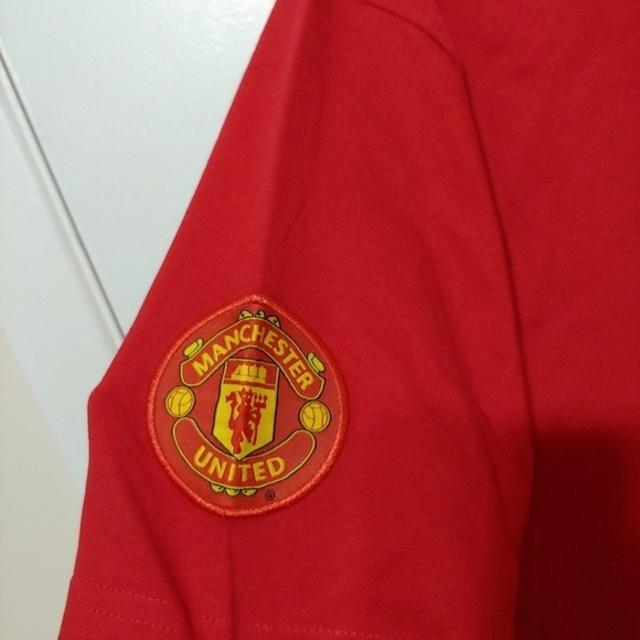 Manchester United Red T- shirt, Size Medium - Picture 4 of 6